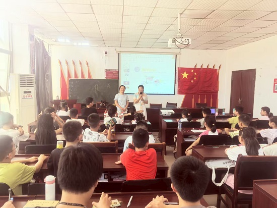 新洲民进会员为暑期托管