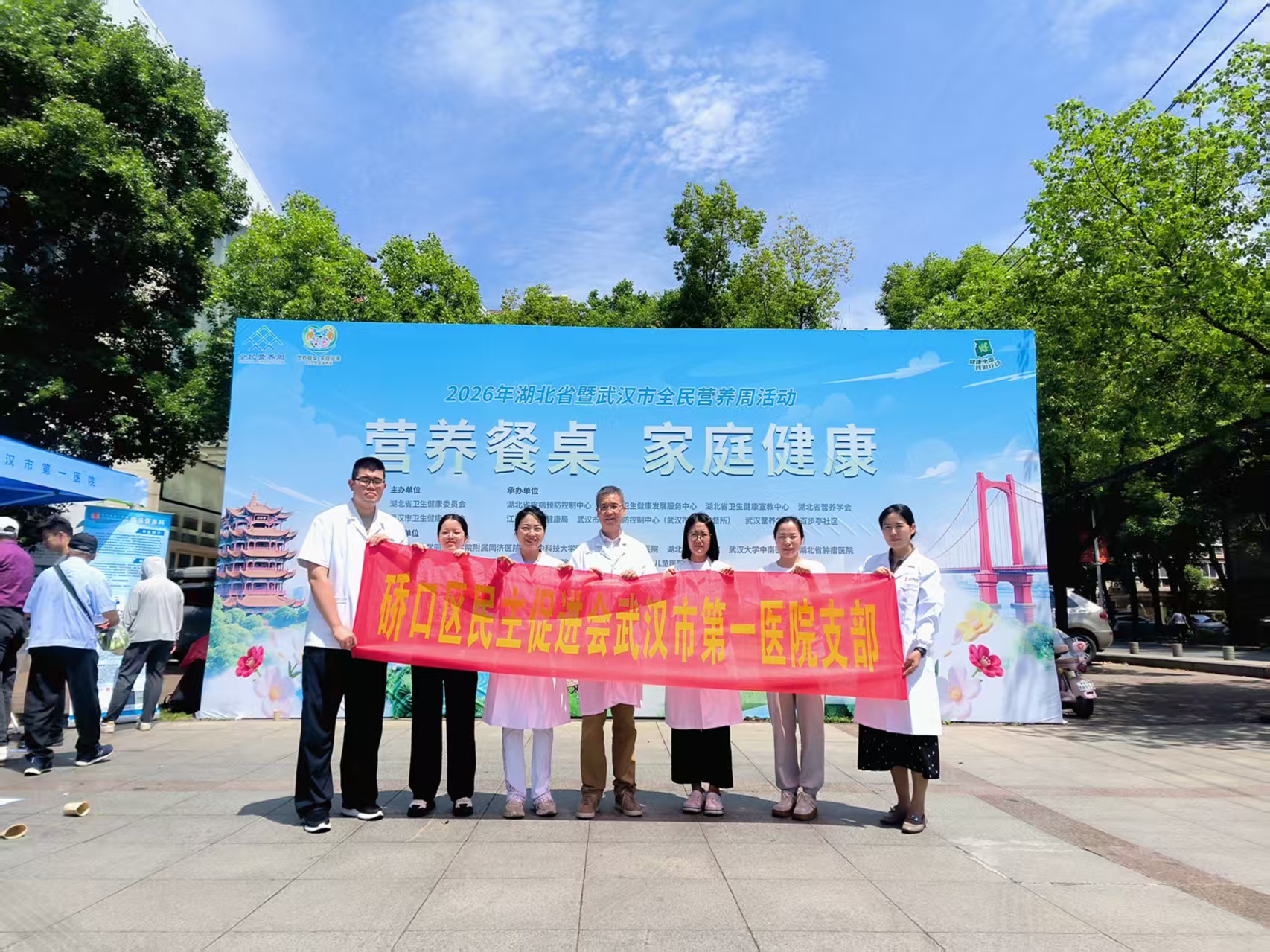 营养餐桌进社区 健康服务
